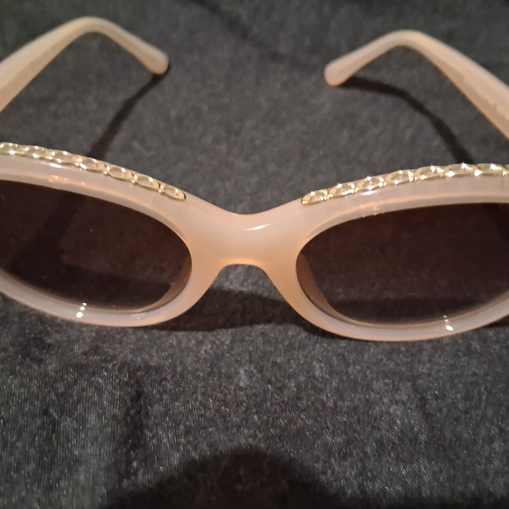 Round Nude Women’s Sunglasses with Gold Chain Accent - Picture 5 of 7